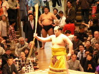 Kotoyutaka at Kotonowaka’s retirement bow-twirling (c. 2006).