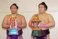 Tochiozan with his first of many sansho prizes (c. 2007)