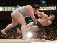 Kokkai defeats Yokozuna Asashoryu (c. 2006)