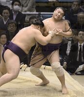Tochihiryu pushes out and defeats Tanzo (c. 2013)