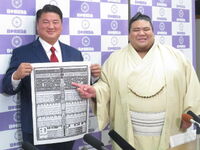 Kayo celebrates promotion to Makuuchi (c. 2025)