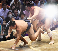 Tochiozan defeats Yokozuna Kakuryu (c. 2016)