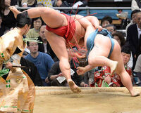 Sagatsukasa throws and defeats Daikiho (c. 2014)