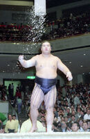 Tochinowaka throws salt into the dohyo (c. 1996)