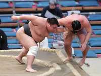 Goshima pushes out and defeats Tokunomusashi (c. 2025)