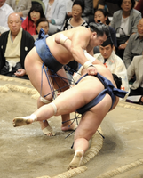 Homasho throws and defeats Masunoyama (c. 2013)
