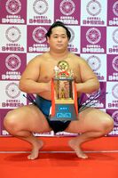 Nishikifuji with his first sansho prize (c. 2022)