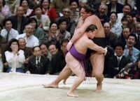 Mainoumi trips future Yokozuna Akebono (c. 1991)