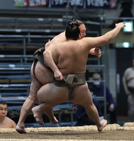 Satonofuji trips and defeats Wakayahara (c. 2024)