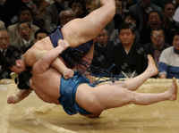 Tochinonada defeats future Yokozuna Hakuho (c. 2005)