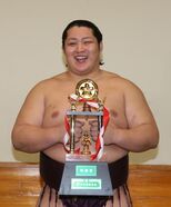 Endo with his first special prize after the January 2014 tournament.
