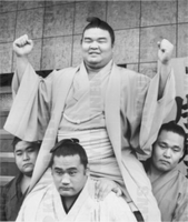 Tamakasuga after promotion to Makuuchi (c. 1995)