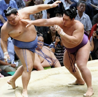 Homasho pushes out and defeats Ryuo (c. 2007)
