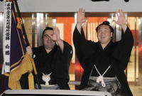 Kokkai serves as Hakuho's flag bearer (c. 2009)