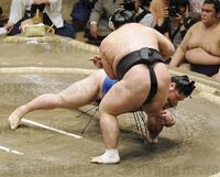 Wakakoyu slaps down and defeats Tochinonada (c. 2010)