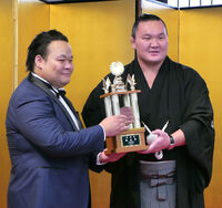 Ryuo awarded his unofficial sansho prize (c. 2013)