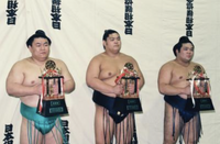 Tochinonada with his first of many sansho prizes (c. 1997)