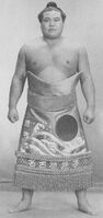 Makimoto poses with his kesho-mawashi