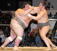 Isamizuki defeats Fujinoumi (c. 2011)