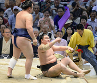Ikioi defeats Yokozuna Hakuho (c.2016)