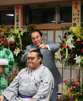 Tooyama has his topknot cut by his stablemaster (c. 2007)