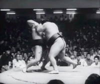 Wakahaguro defeats Tochihikari to ensure Ozeki promotion (c. 1959)