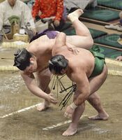 Wakanoshima throws and defeats Nishikigi (c. 2015)