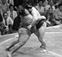 Kitao's controversial defeat of Konishiki with sabaori (c. 1986)