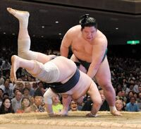 Nishikigi defeats Aminishiki to win the Juryo Yusho (c. 2017)