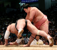 Ura defeats Yokozuna Harumafuji (c. 2017)