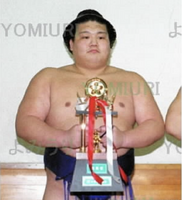 Hokutoriki with his first of many sansho prizes (c. 2002)