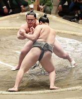 Kaisho defeats Tochikodai to win the Sandanme Yusho (c. 2018)