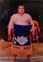 Rinho during the Juryo dohyo-iri (c. 1983)