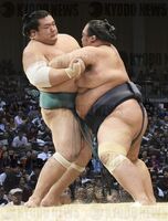 Homarefuji battles Toyonoshima (c. 2014)
