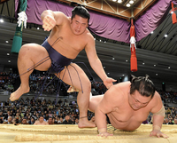 Tochinowaka throws and defeats Toyohibiki (c. 2014)