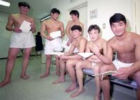 Kyokusetsuzan (standing right) gets measured with his Mongolian stablemates