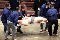 Hibikiryu receives medical attention after suffering an injury (c. 2021)