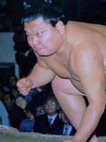Tochitsurugi launches at his opponent (c. 1987)