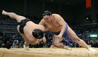 Okinoumi throws Yokozuna Harumafuji (c. 2012)
