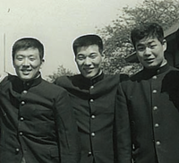 Murakami (middle) with his Chuo University teammates (c. 1964)