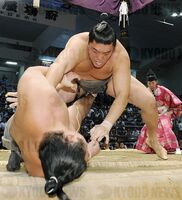 Terashita pushes out and defeats Chiyonokuni (c. 2010)