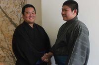 Tsunenoyama's son (left) joins professional sumo (c. 2018)