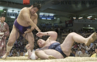 Katayama throws and defeats Ichinotani (c. 2004)