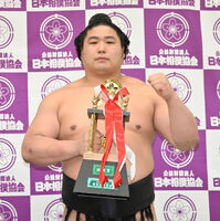 Wakamotoharu with his first sansho prize (c. 2023)