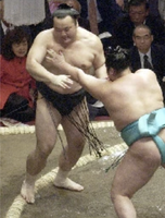 Jumoni retires former Ozeki Takanonami (c. 2004)