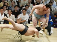 Kokkai defeats Yokozuna Asashoryu (c. 2005)