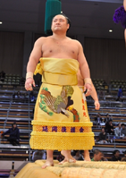 Kotoeko during the Juryo dohyo-iri (c. 2014)