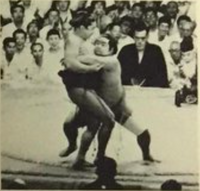 Wakamaeda defeats Yokozuna Wakanohana (c. 1962)