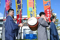 Yuto plays fure-daiko to announce the beginning of a tournament