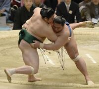 Homasho defeats Sadanoumi (c. 2014)